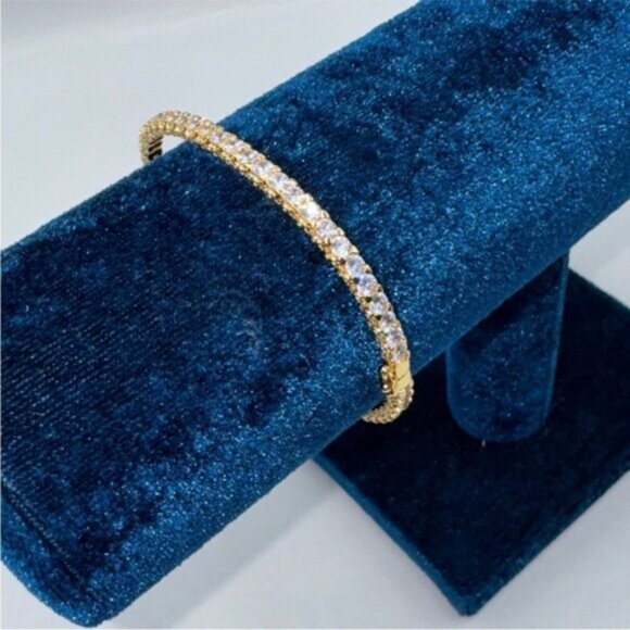 18k Tennis Bangle - Picture 2 of 10